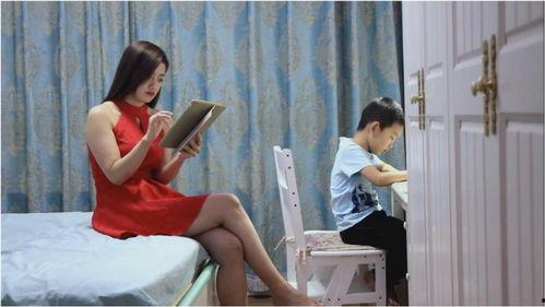 儿子偷上美丽的丝袜妈妈,儿子偷窥下的母爱纠葛